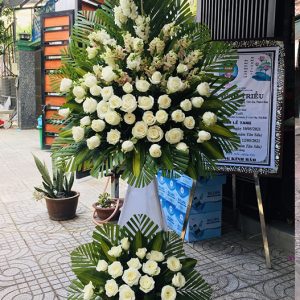 VÒNG HOA THƯƠNG TIẾC